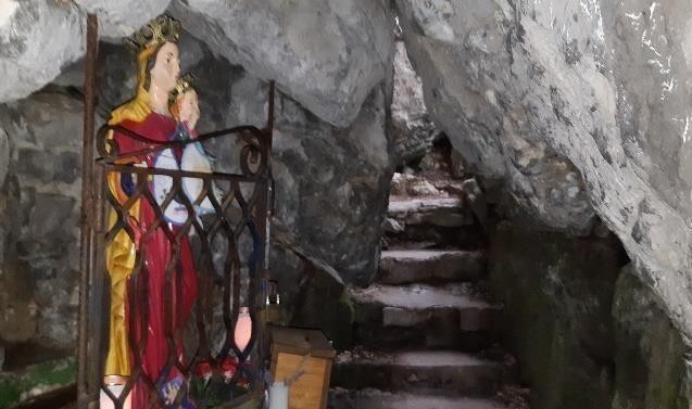 interno della grotta Su Monte Pollino luogo di pellegrinaggio e preghiera