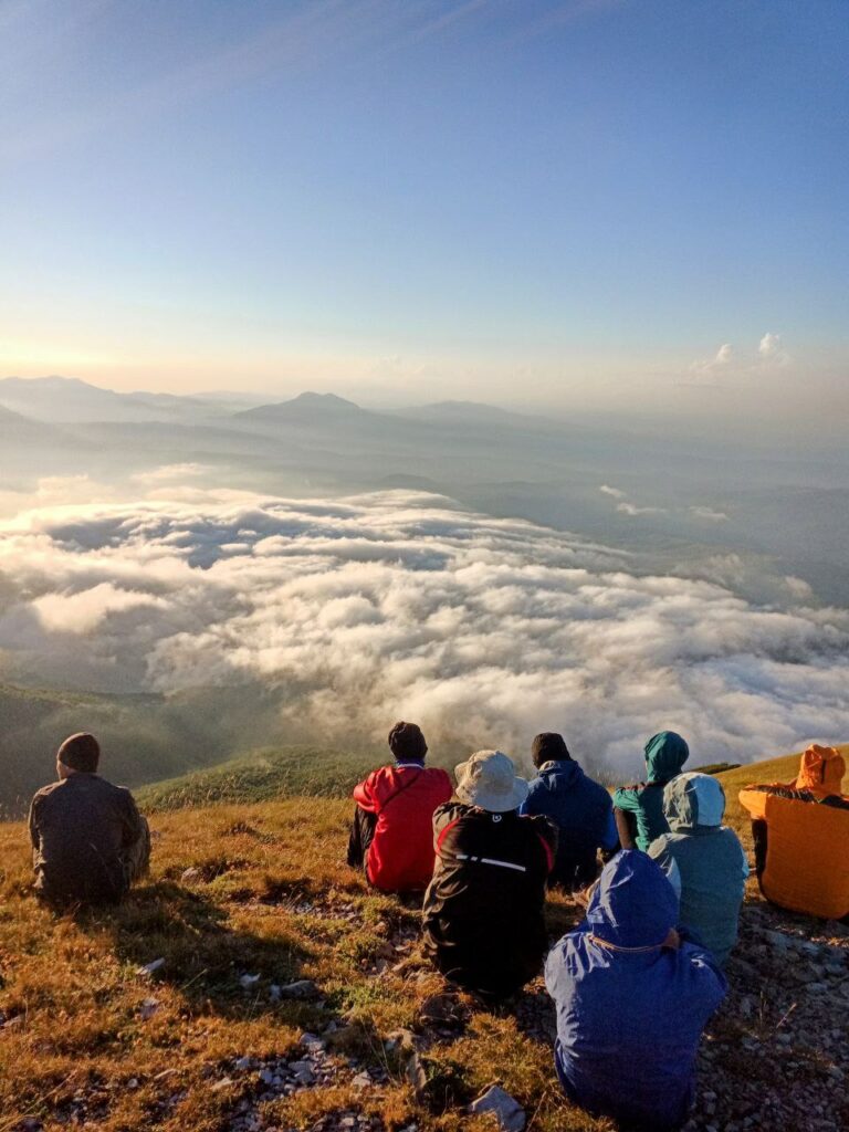 escursionisti in cima al Monte Pollino che osservano il panorama